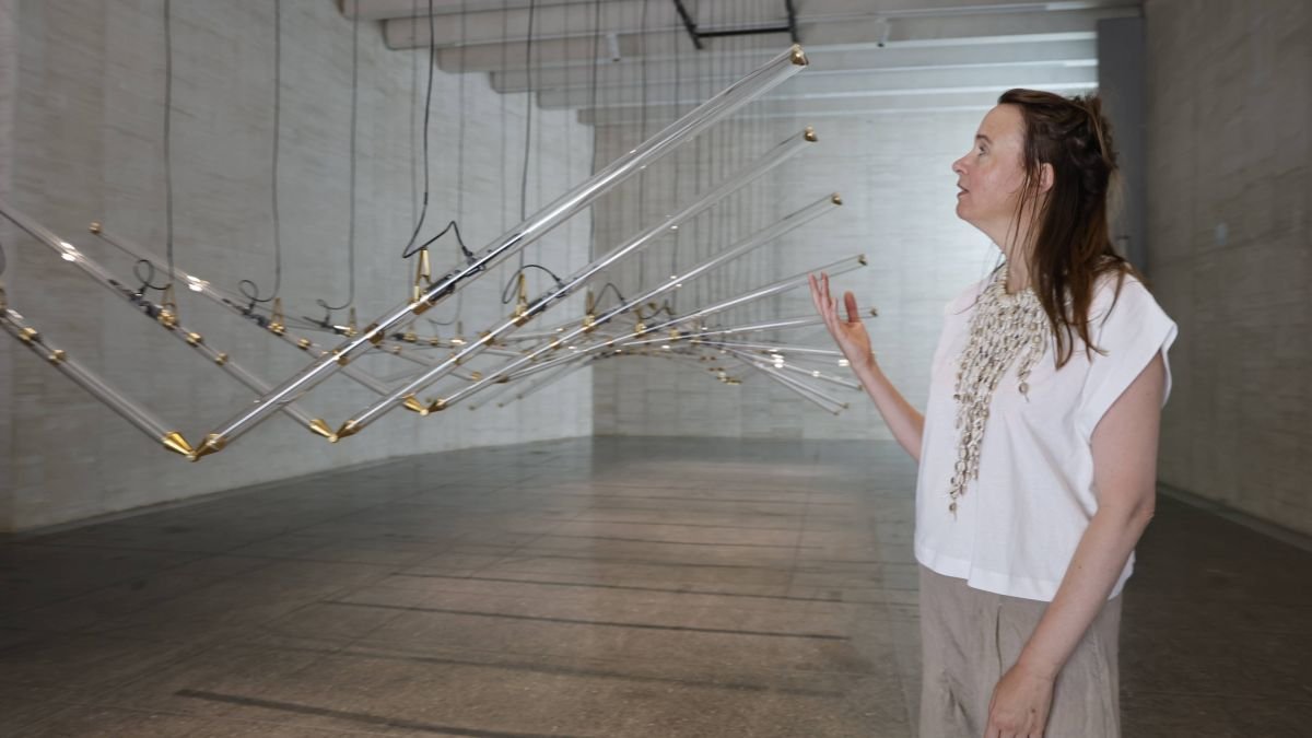 La artista Lonneke Gordijn, de Studio Drift, ante la obra 'Amplitud'.
