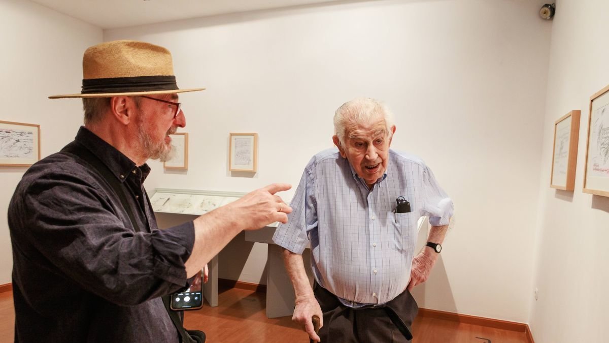 Luis García, director de exposiciones del ILC, junto a Antonio Gamoneda.