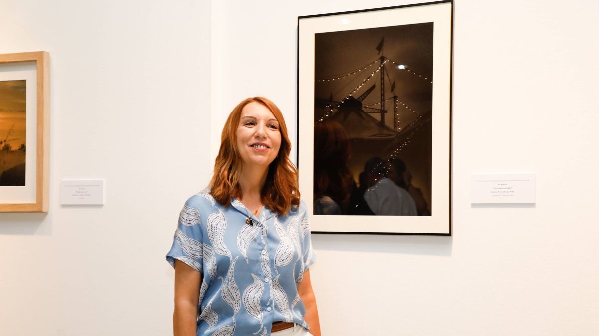 Virginia Morán ante su foto premiada.