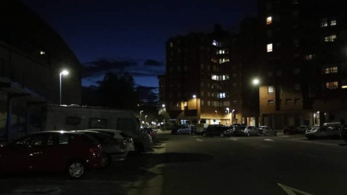 Una calle de León en horario nocturno, en una imagen de archivo.