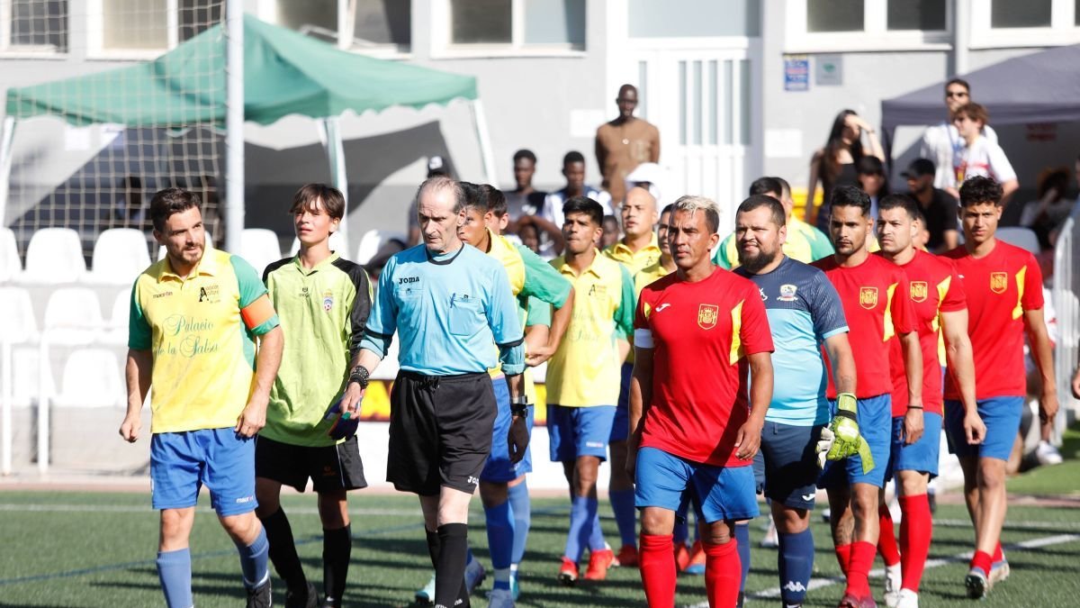 Brasil y España en el momento de saltar al terreno de juego para disputar el partido inaugural del Mundialito Leonés.