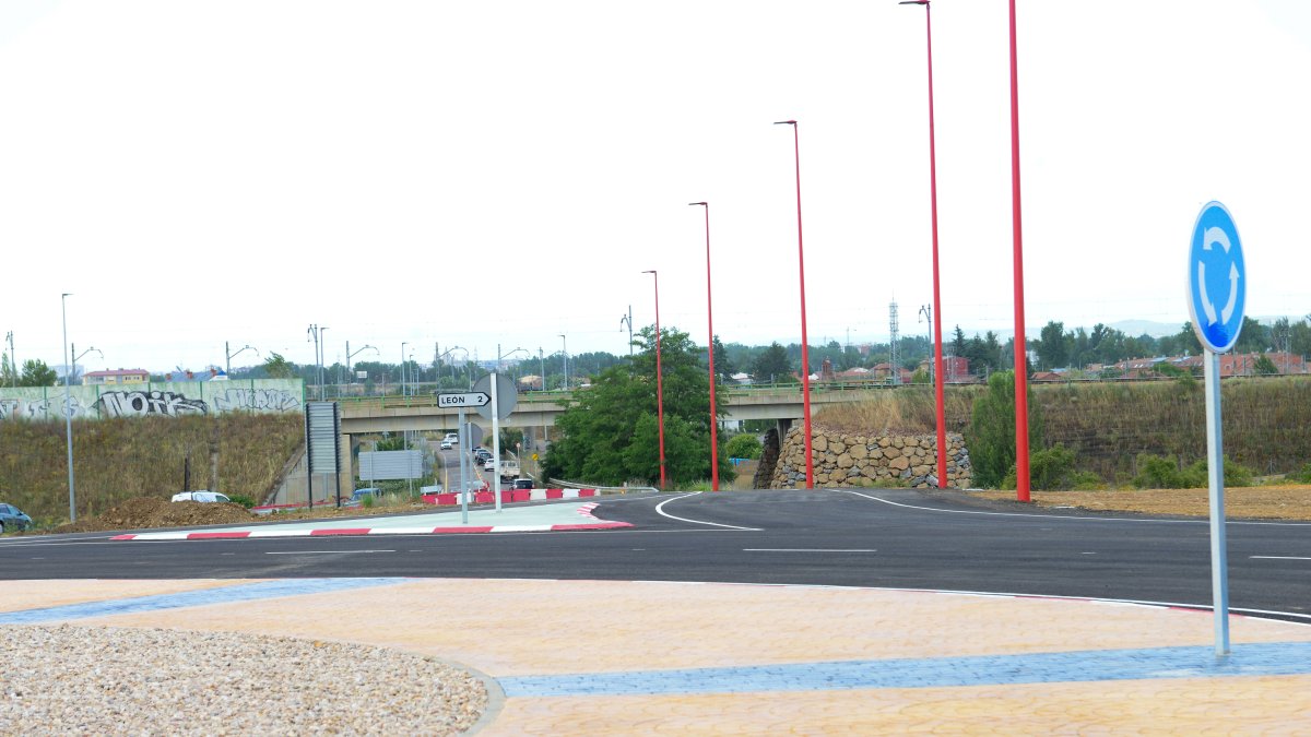 El paso de los dos ramales de la N-630 en la nueva rotonda se abrirá este lunes.