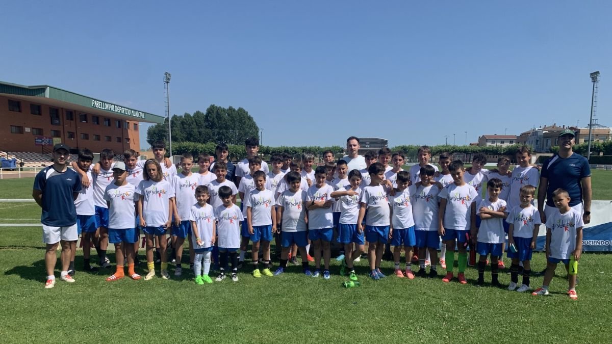 Vitolo junto a los responsables del campus, monitores y alumnos en una foto de familia.