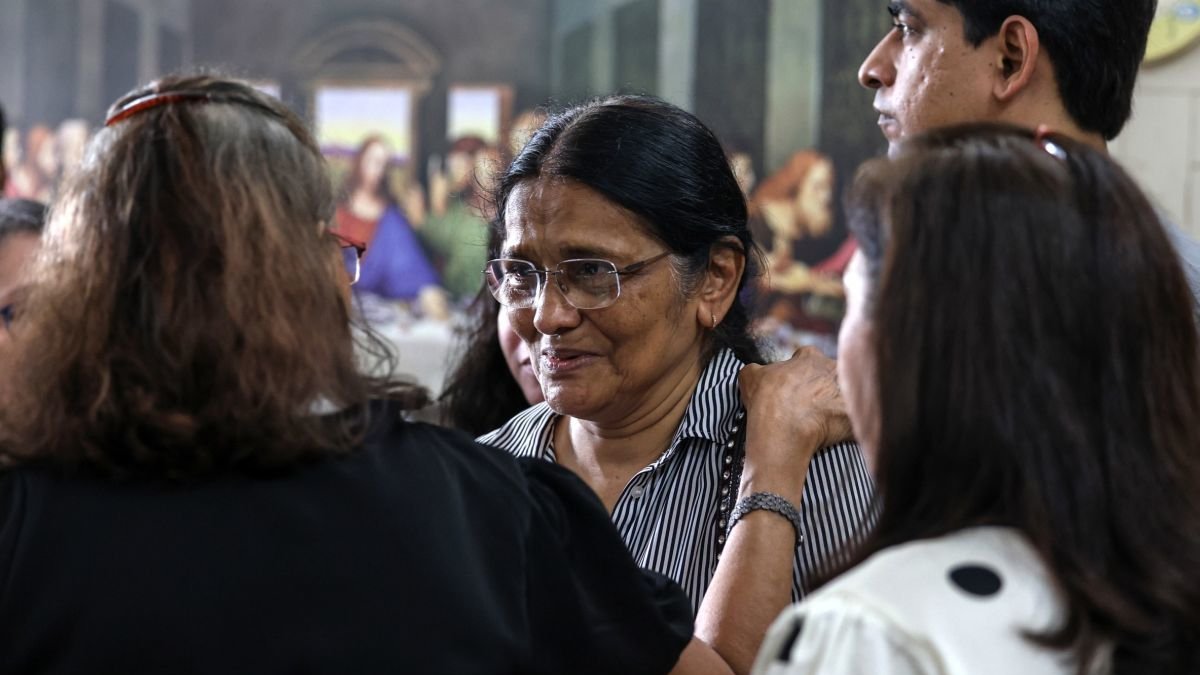 La madre del copiloto ayer, en un acto religioso.