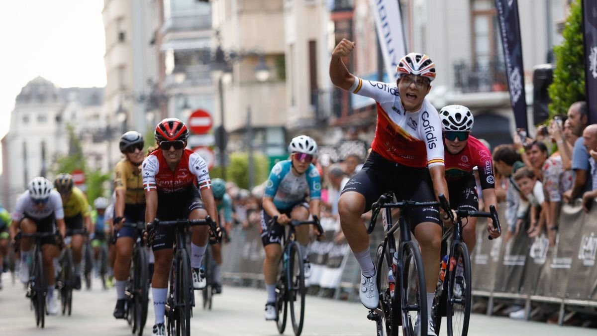 Eva Anguela celebra su triunfo en León y el título de campeona de la Copa España Femenina.