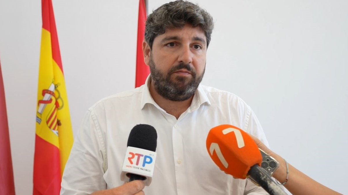 El presidente de la Región de Murcia, Fernando López Miras, ofrece declaraciones tras reunirse con el alcalde de Torre Pacheco, Pedro Ángel Roca.