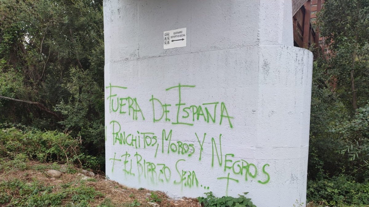 La pasarela al monte Pajariel, en Ponferrada, amanece con pintadas xenófobas