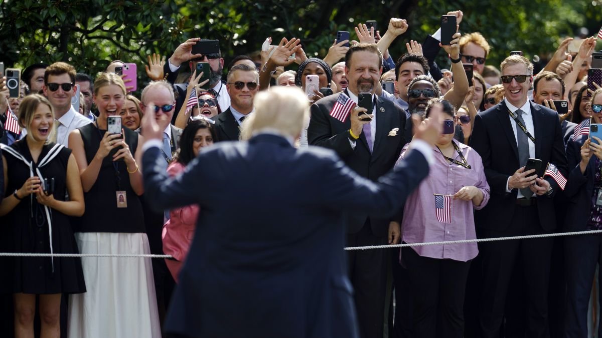 Trump saluda a sus simpatizantes antes de partir de la Casa Blanca a bordo del Marine One.