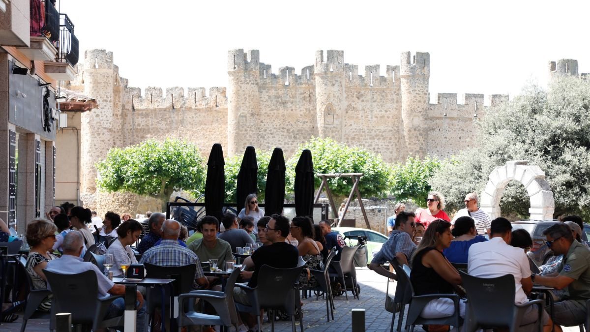Terraza repleta de gente, este mismo fin de semana, en Valencia de Don Juan.