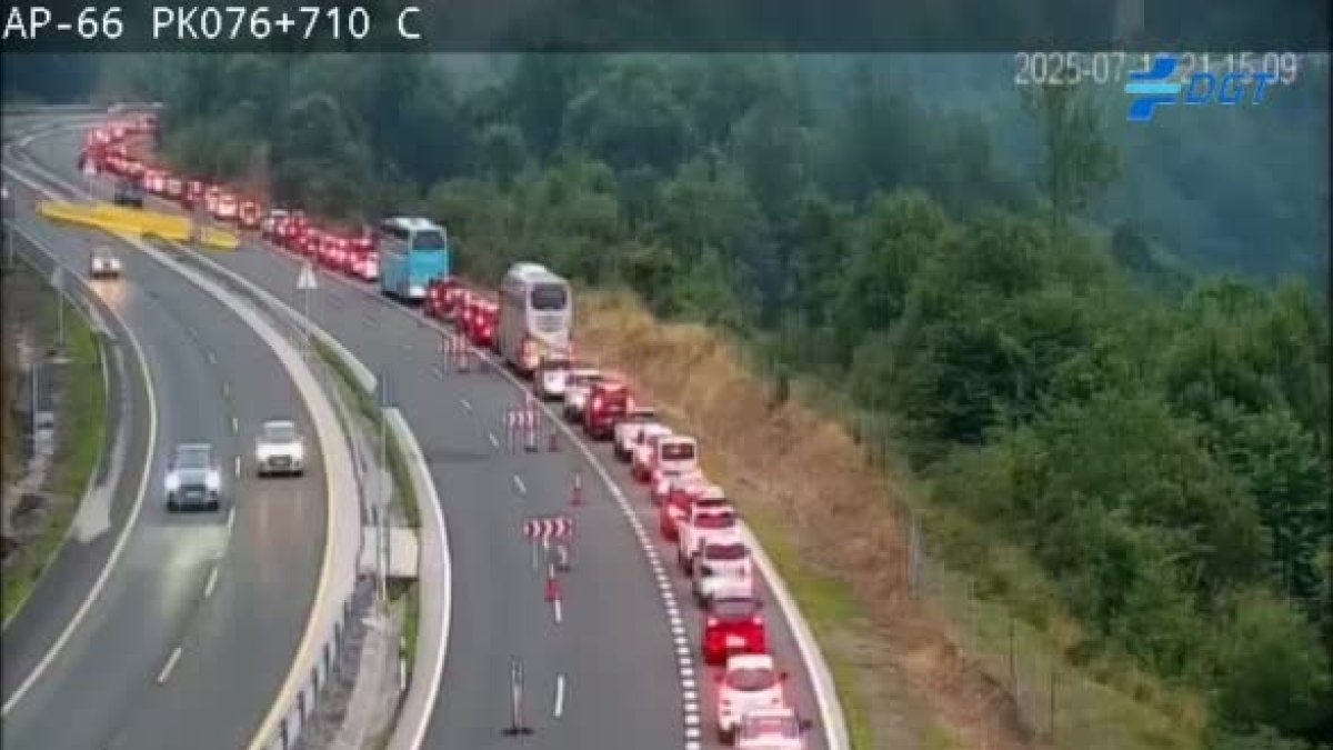 El cepo de las obras de la Autopista León-Asturias caza a centenares de vehículos de vuelta de fin de semana