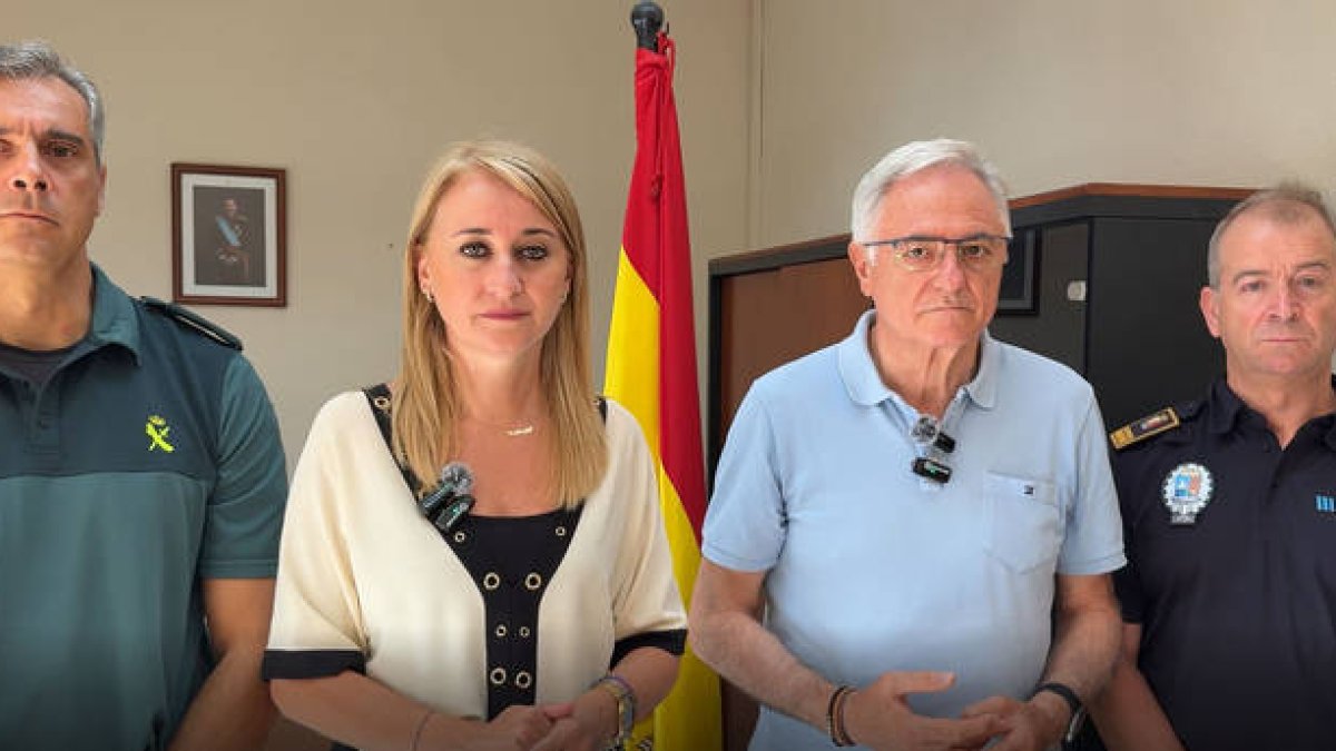 La delegada del Gobierno en Murcia, Mariola Guevara, junto al alcalde de Torre Pacheco, Pedro Ángel Roca, el coronel jefe de la 5ª Zona de la Guardia Civil y el comisario jefe de la Policía Local.