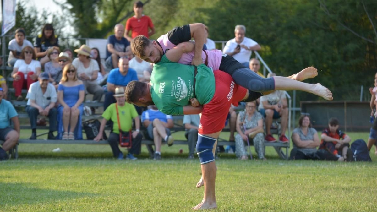 Adrián García y Francisco Gil en su combate en el corro de Villaquilambre.
