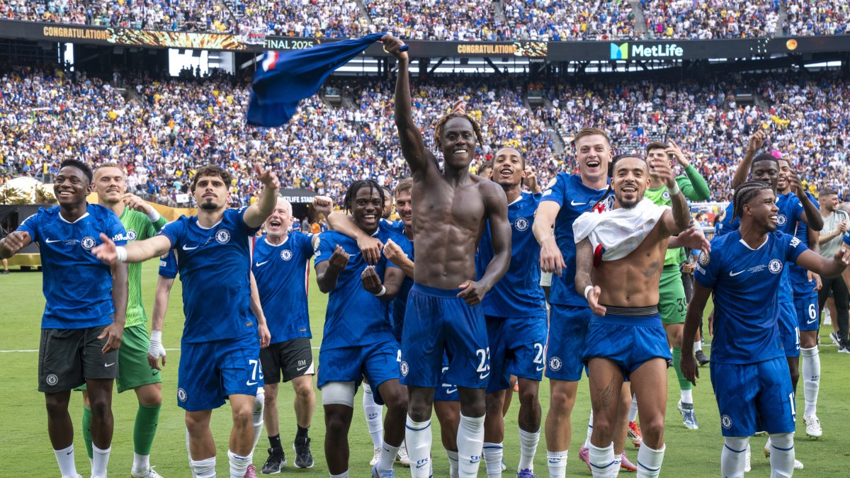 AMDEP8243. NUEVA JERSEY (ESTADOS UNIDOS), 13/07/2025.- Jugadores de Chelsea celebran este domingo, durante la final del Mundial de Clubes entre Chelsea FC y París Saint-Germain (PSG) en el estadio MetLife en Nueva Jersey (Estados Unidos). EFE/ Ángel Colmenares