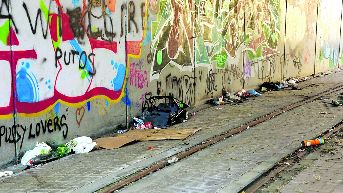 La zona del paseo ferroviario de Feve en León debajo del puente de los Maristas embolsa basura de todo tipo.