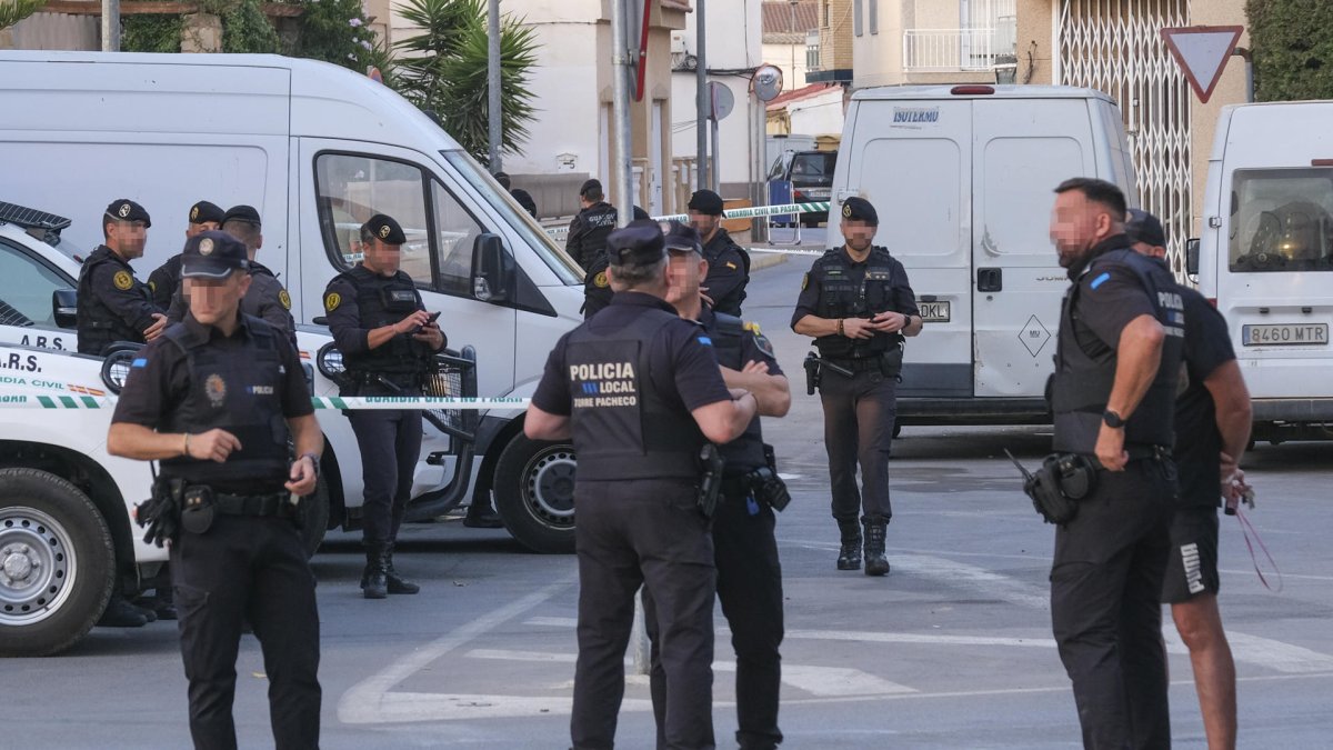 La Guardia Civil de Murcia y la policía local montan guardia en el acceso al barrio de San Antonio, en Torre Pacheco. EFE/ Pablo Miranzo.