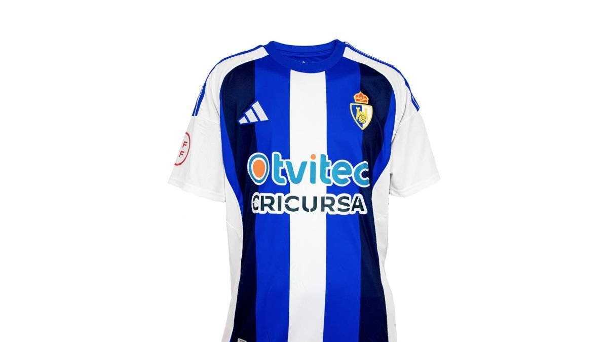 El azul marino vuelve a la primera camiseta.