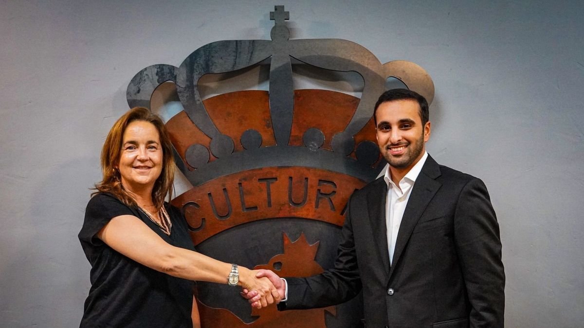 La consejera ejecutiva Natichu Alvarado junto al representante de Aspire Academy.