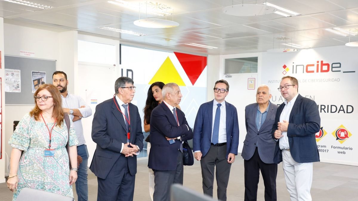 Una parte de la delegación de la Liga Árabe, ayer con el director del Incibe, Félix Barrio.