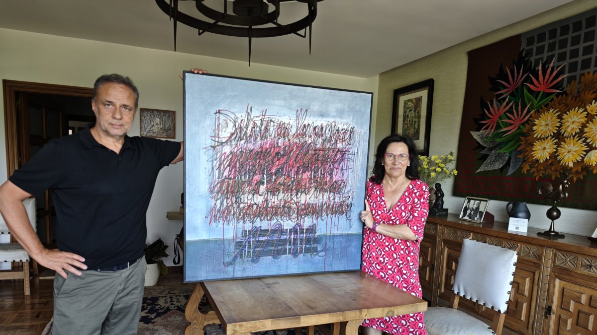 Joaquín Otero, presidente de la Fundación Antonio Pereira,  con el cuadro de Manuel Jular donado por Antonia Matías Flecha a la Casa Museo.