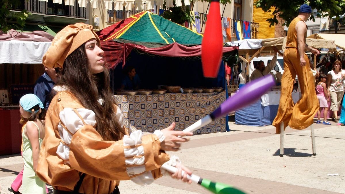 Una artista realiza un malabares con bolos en el Encuentro de Juglares de Sahagún.