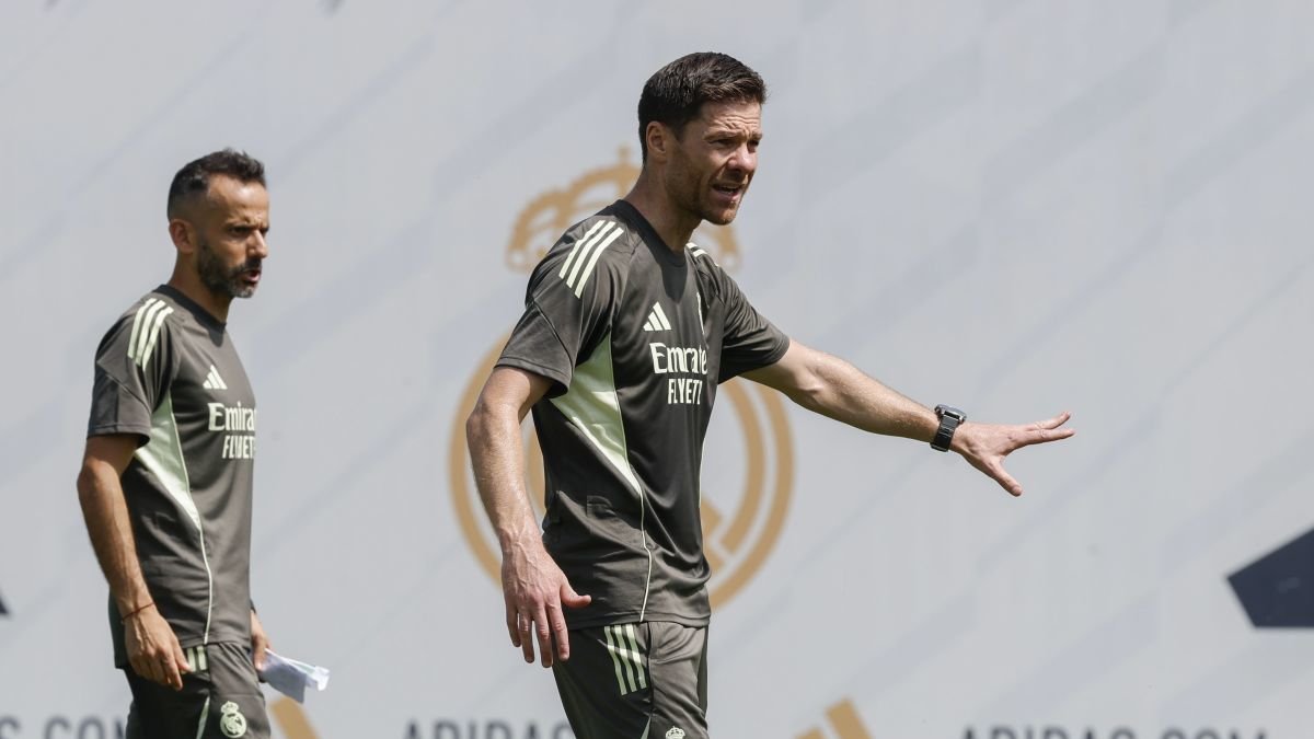 Xabi en un entrenamiento con el Real Madrid al que ya está marcando su estilo de juego.