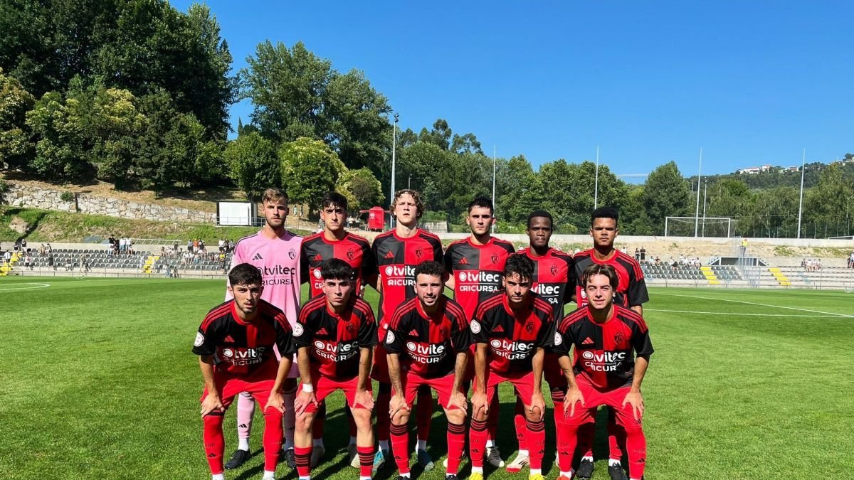 Primera alineación de la pretemporada, con sólo dos jugadores de la 1ª plantilla: Ángel y Pau.