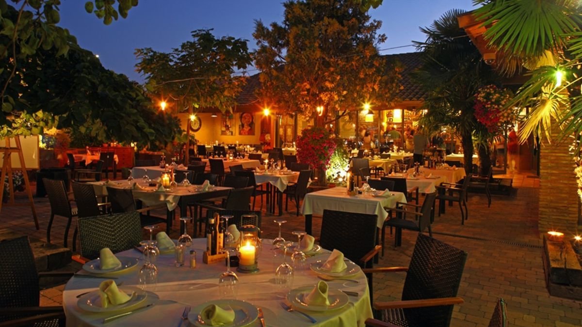 La terraza del restaurante La Zíngara abre sus puertas este verano a una propuesta gastronómica que durante todo el año se ha convertido en un referente de calidad, sabores y buen gusto.