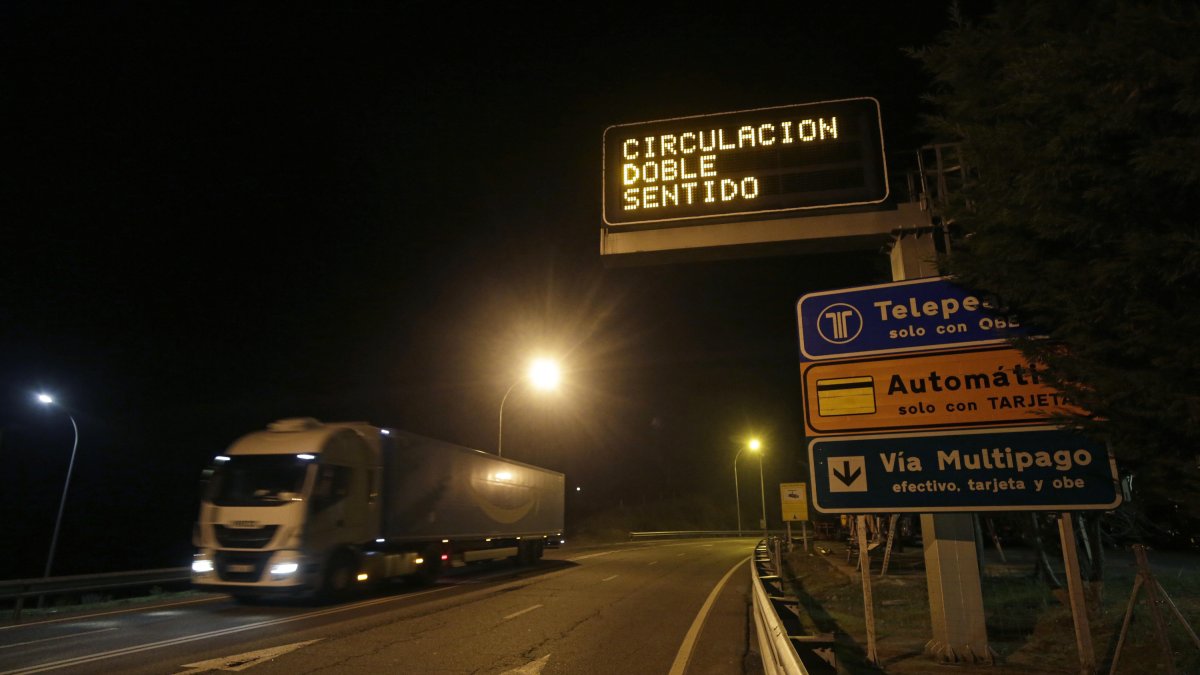 Apertura de la autopista AP66 en el peaje de La Magdalena. F. Otero Perandones.