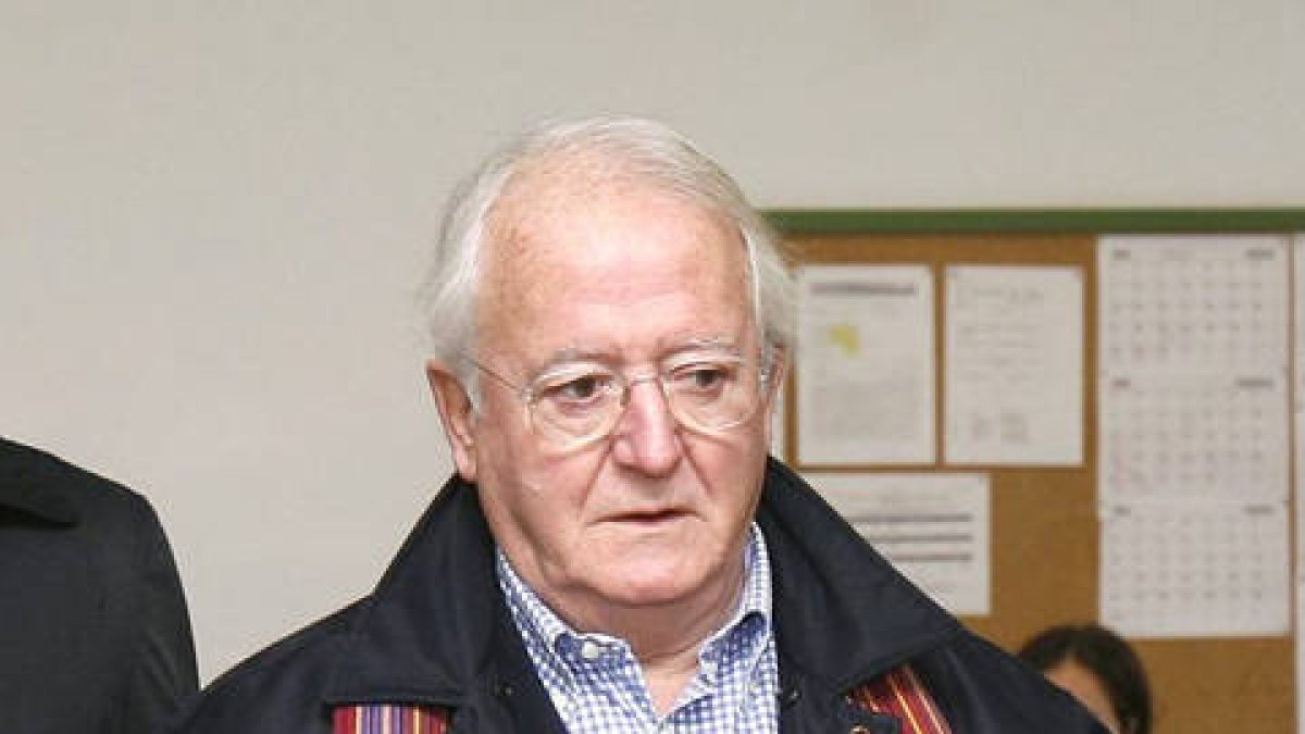 Škandal Cerdán povzroča padec PSOE v Andaluziji, medtem ko Vox in levičarske skupine pridobivajo; umrl je nekdanji minister Javier Moscoso