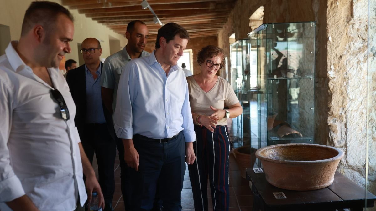 Mañueco en el museo del barro de Pereruela tras presentar el plan de apoyo al comercio rural.