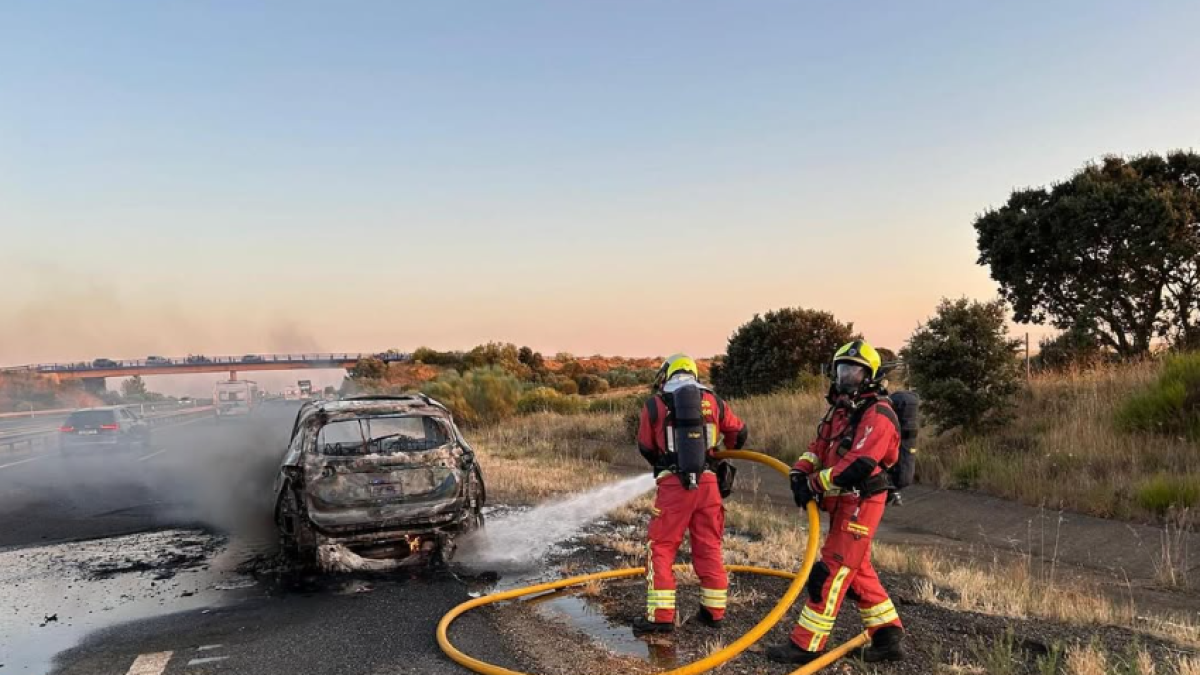 Los bomberos sofocan el incendio de un coche en la A-66.