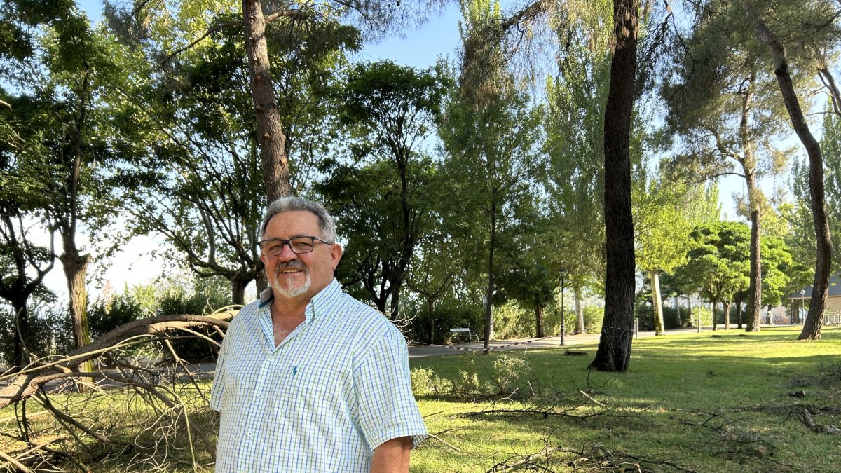 El concejal de Medio Ambiente, supervisando las tareas en uno de los parques de Ponferrada.