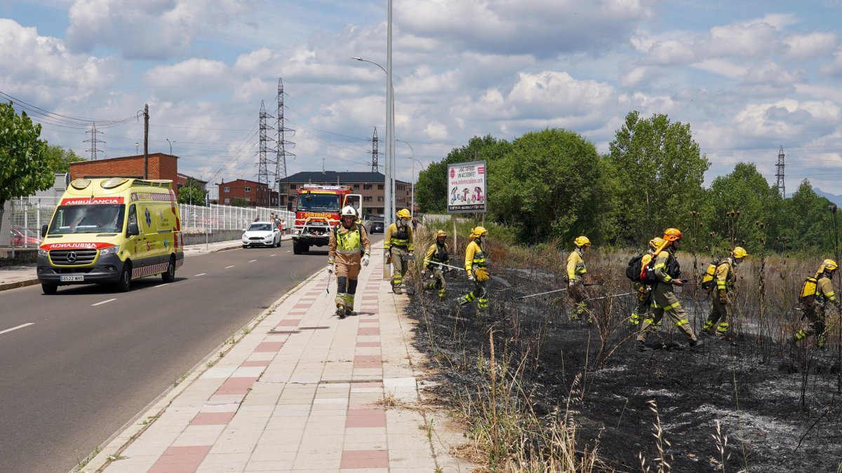 El incendio de maleza cerca del Hospital de León, en imágenes