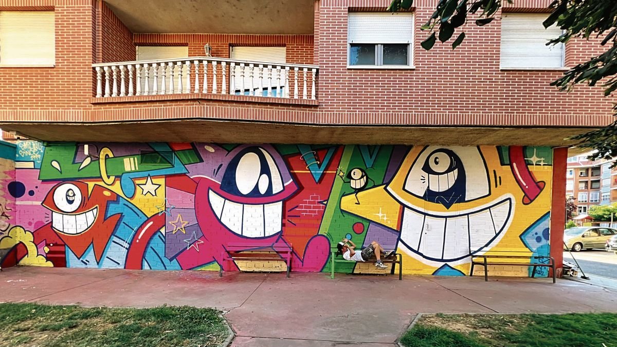 «Sonriendo desde 1999». Obra de El Pez.