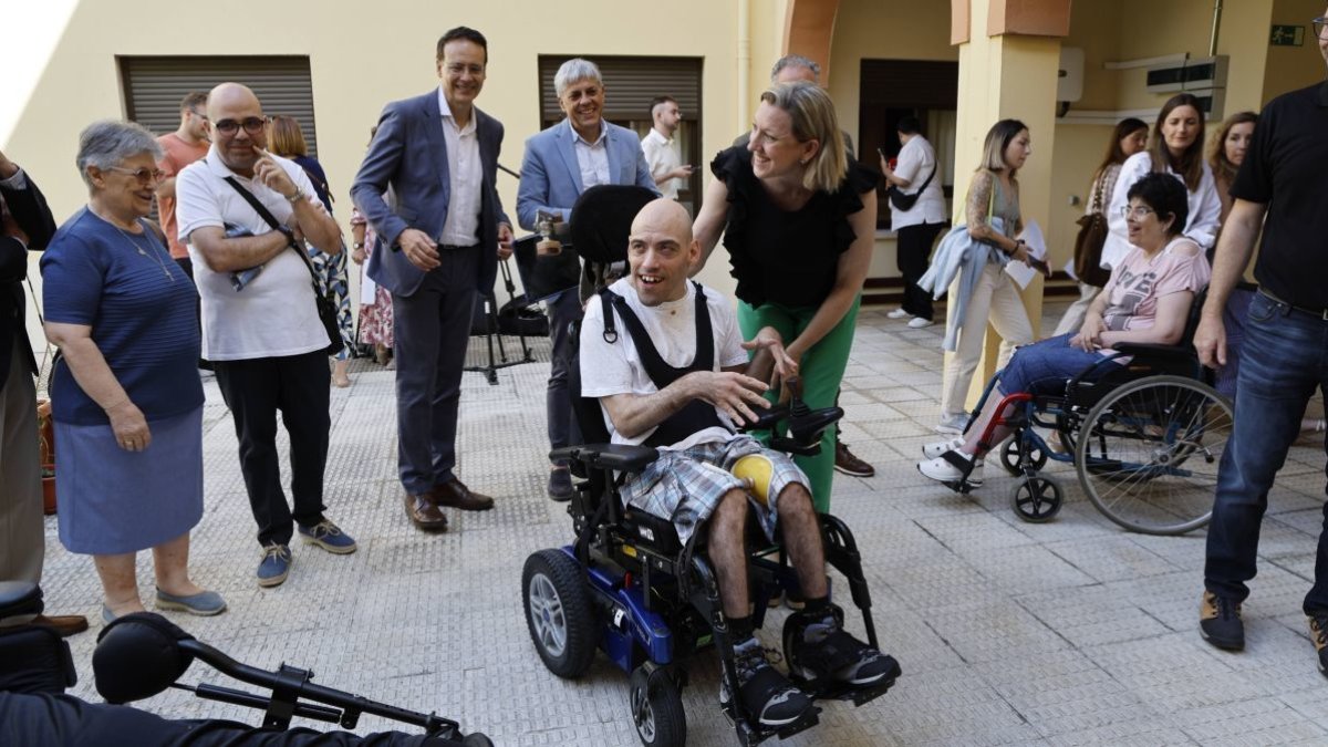 La consejera de Familia, Isabel Blanco, con un residente de 'Las cinco llagas'.