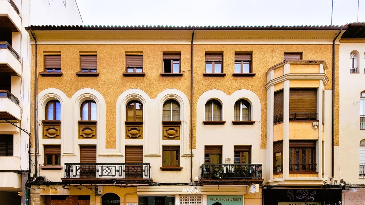 C/ Gil y Carrasco, número 5.