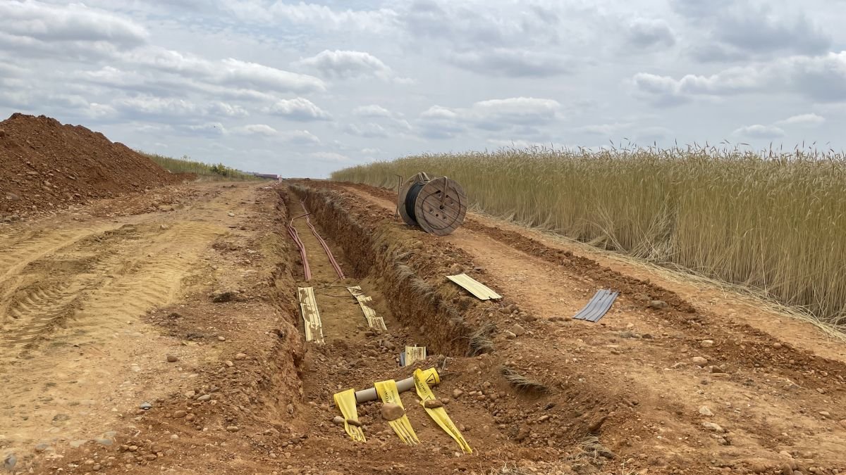 Zanjas para el cableado de las placas fotovoltaicas, junto a Villadangos.