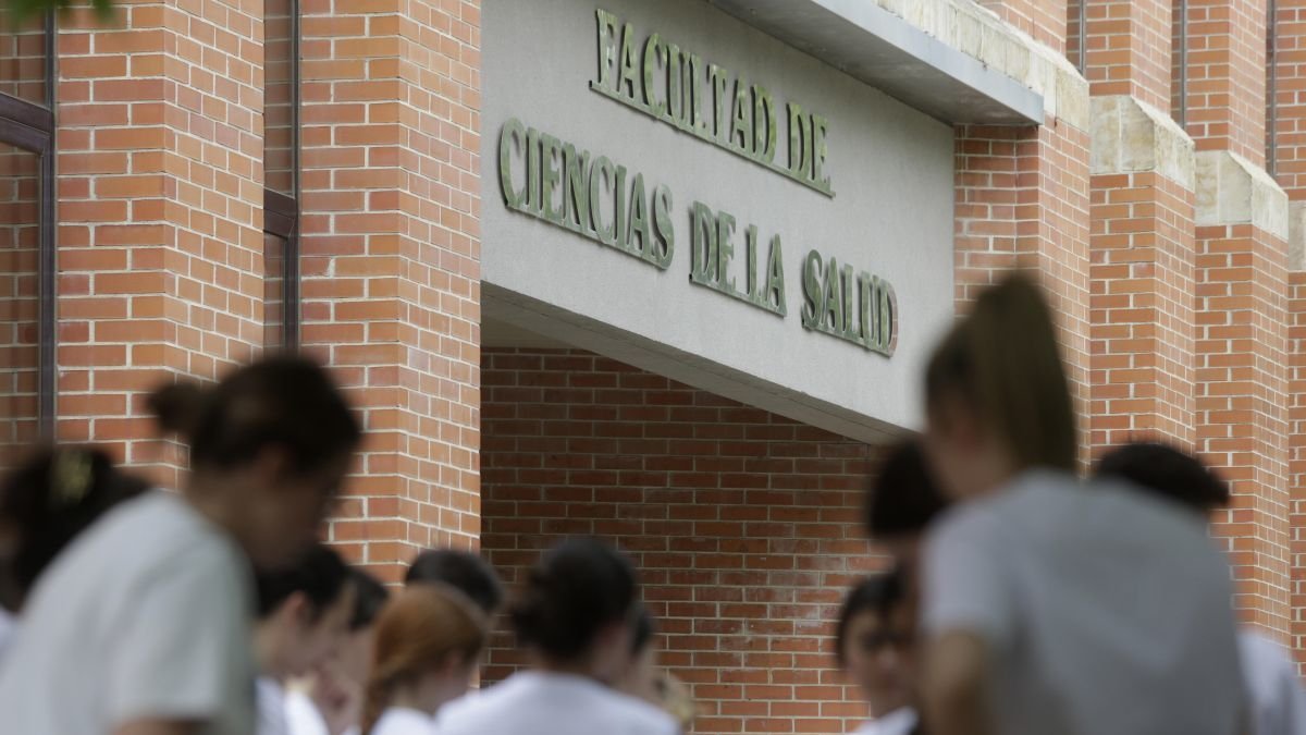 Un grupo de alumnos de Enfermería a la entrada de Ciencias de la Salud.