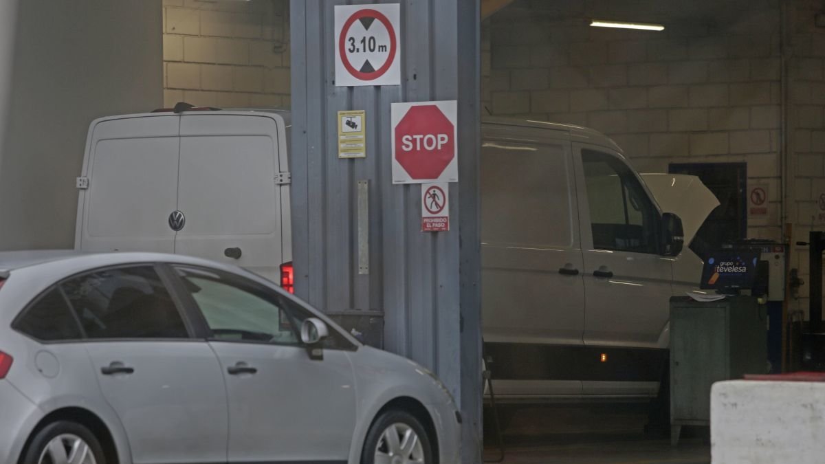 Una furgoneta y un turismo en una estación de la ITV, en imagen de archivo.