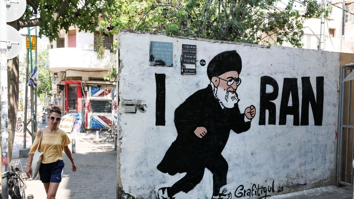 Un grafiti con una parodia del Ayatolá iraní.
