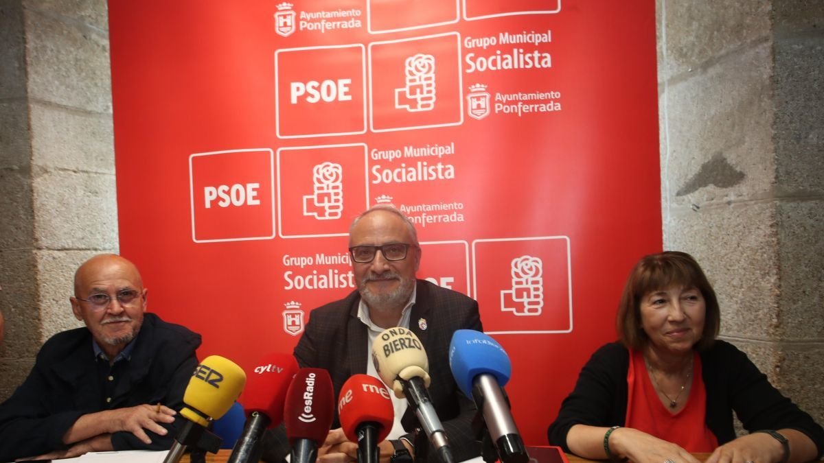 Olegario Ramón, en el centro, en la rueda de prensa.