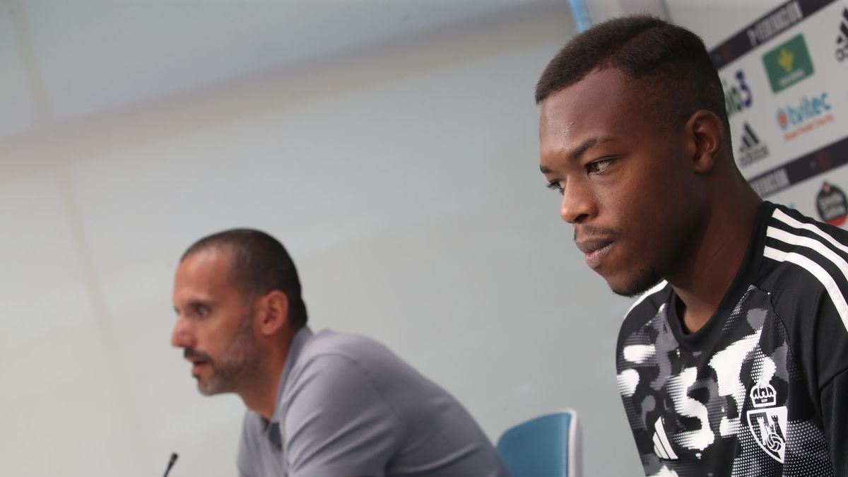 Yuri de Souza, junto a Abdulaye Keita, durante su presentación.