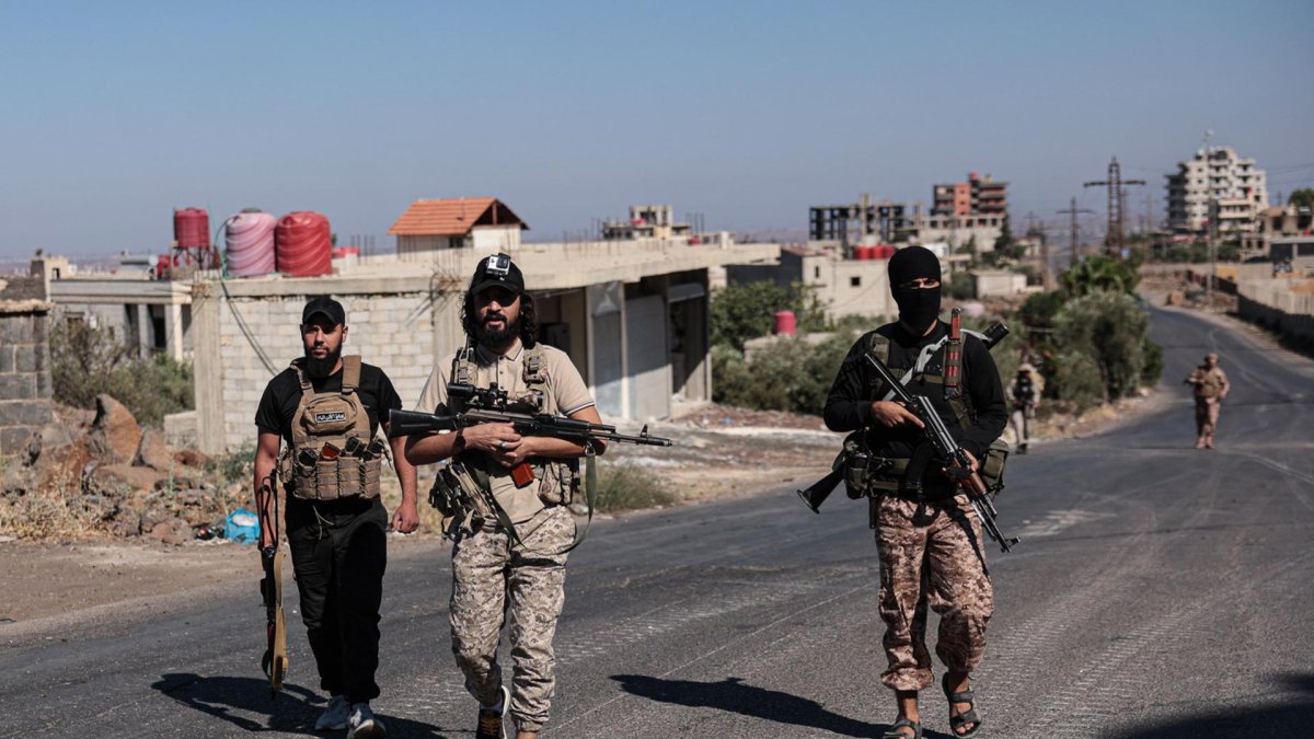 Las fuerzas de seguridad sirias se despliegan en medio de los enfrentamientos en curso en la ciudad sureña de Al Sueida, este miércoles. Damasco desplegó tropas en la provincia de Al Sueida, predominantemente drusa, tras los enfrentamientos entre combatientes drusos y tribus beduinas que causaron la muerte de decenas de personas. El ministro de Defensa sirio anunció un alto el fuego el 15 de ju.