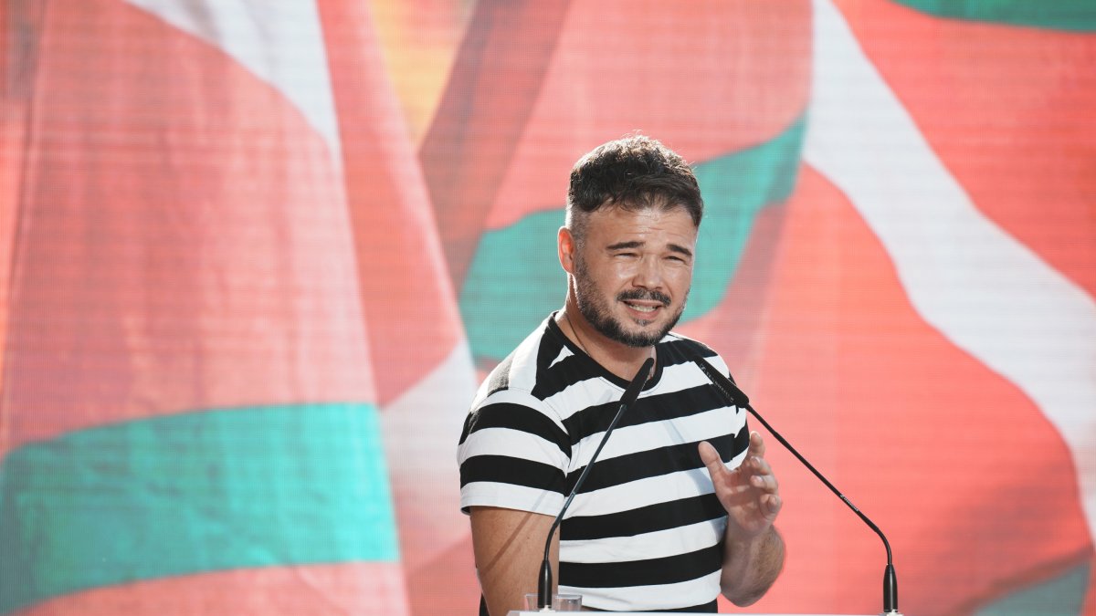 Archivo - El candidato al Congreso de ERC, Gabriel Rufián, durante un acto político de EH Bildu y ERC.