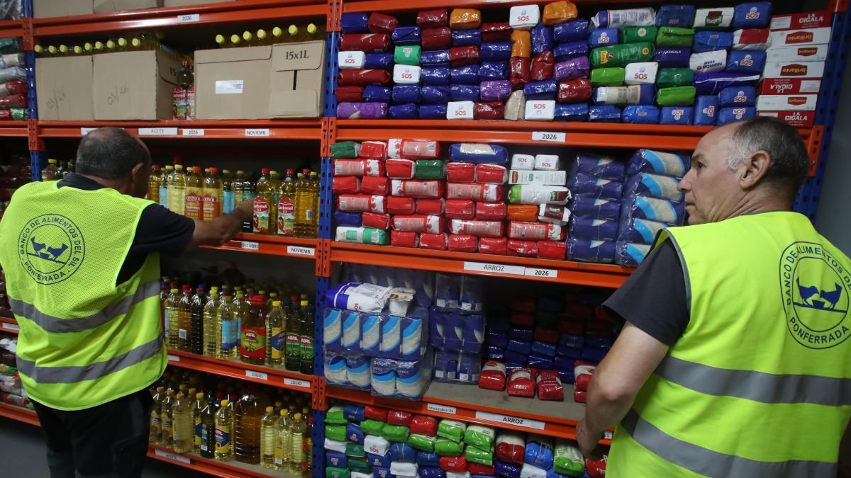 El Banco de Alimentos cuenta con un local en los bajos del estadio municipal de Ponferrada.