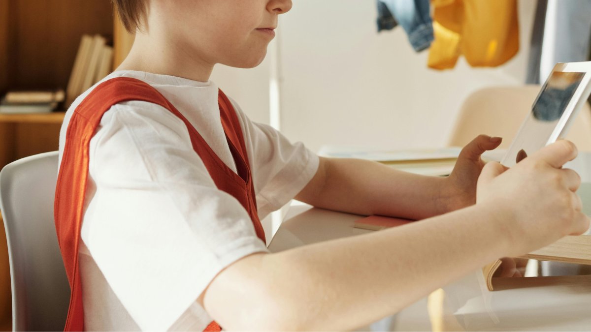 Un niño lee desde su tablet.