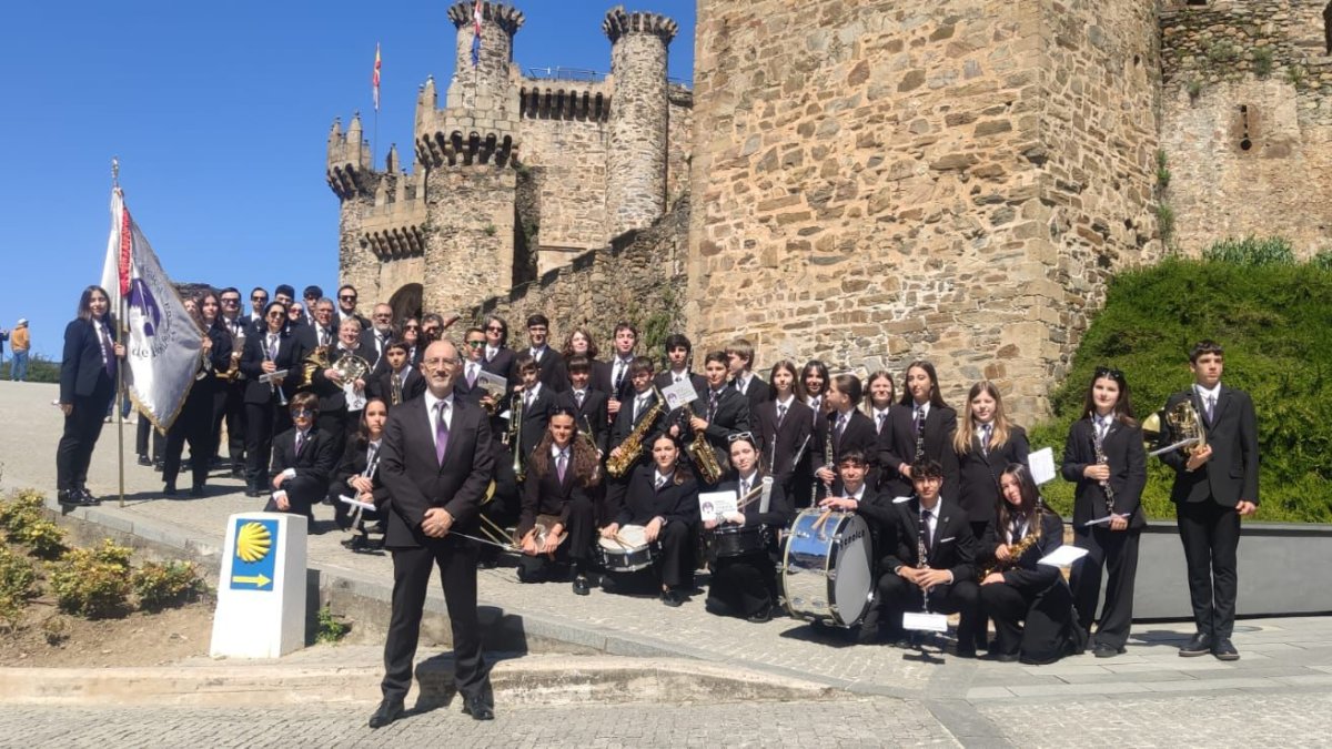 Bnada de Música delante del Castillo de Ponferrada