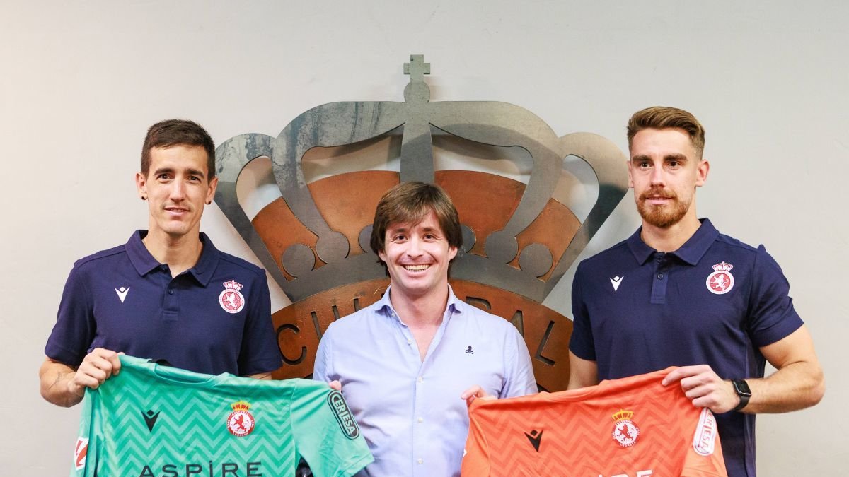 La Cultural presentó este martes en el antepalco del Reino de León a sus dos nuevos porteros; Edgar Badía y Arnáu Rafús.