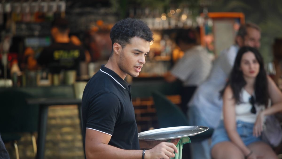 El coste laboral por trabajador osciló entre los 23.138,9 euros brutos en la hostelería.