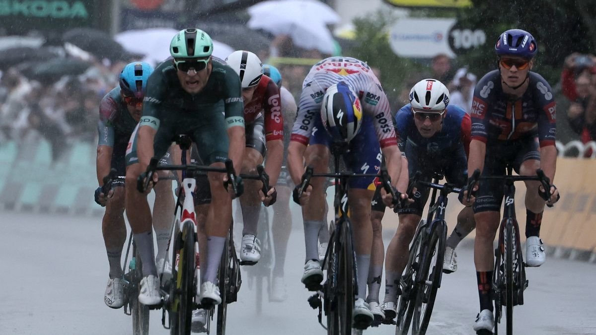 Milan saca un doblete del caos y Pogacar entra líder en los Alpes franceses.